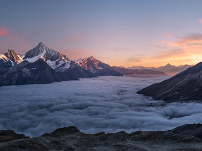 攀岩者在陡峭岩壁上展示高超技巧与勇气