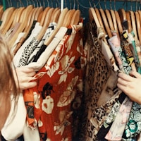 高科技登山鞋展示 - 防滑耐磨适合各种地形